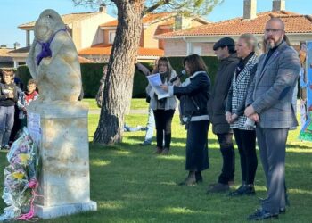Taller de defensa personal y ofrenda floral por el Día de la Eliminación de la Violencia contra la Mujer en Villamayor