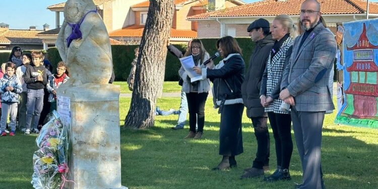 Taller de defensa personal y ofrenda floral por el Día de la Eliminación de la Violencia contra la Mujer en Villamayor