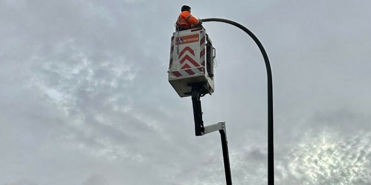 Villamayor sustituye 46 luminarias a led en la travesía principal para mejorar la eficiencia energética del municipio