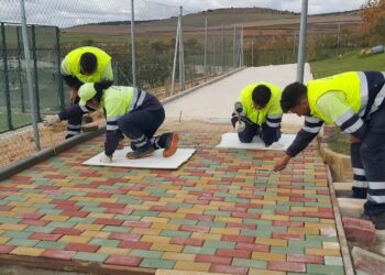 Aldeatejada continúa con su Plan General de Accesibilidad con la pavimentación de los caminos del merendero de las piscinas