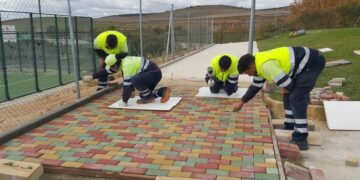 Aldeatejada continúa con su Plan General de Accesibilidad con la pavimentación de los caminos del merendero de las piscinas