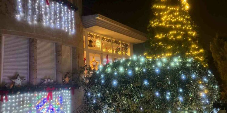 Carbajosa entrega los premios de los concursos de Decoración Navideña de Escaparates y Balcones, Fachadas y Jardines exteriores