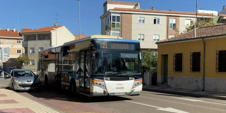 Una nueva avería del autobús metropolitano de Carbajosa acrecienta las protestas de los vecinos