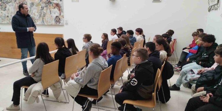 Los escolares del Carmen Martín Gaite celebran el Día de la Constitución con una visita al Ayuntamiento