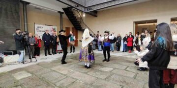 El Área de Cultura de la Diputación inaugura la exposición ‘Aires de marzo’ con una sólida apuesta por la indumentaria tradicional de Salamanca