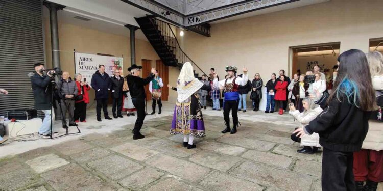 El Área de Cultura de la Diputación inaugura la exposición ‘Aires de marzo’ con una sólida apuesta por la indumentaria tradicional de Salamanca