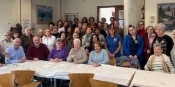 La AFE ‘Dinamiza Carbajosa’ comparte una dulce despedida con los mayores