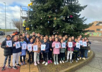 Los escolares de Carbajosa protagonizan las actividades navideñas con la audición de música y la decoración del abeto frente al colegio La Ladera