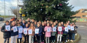 Los escolares de Carbajosa protagonizan las actividades navideñas con la audición de música y la decoración del abeto frente al colegio La Ladera