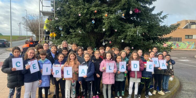 Los escolares de Carbajosa protagonizan las actividades navideñas con la audición de música y la decoración del abeto frente al colegio La Ladera