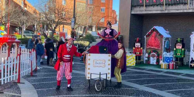 La Feria de la Navidad levanta el telón para unirse a las actividades infantiles, musicales y de ocio de la Villa Navideña