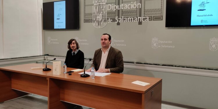 El poeta salmantino David Martín presenta su primera obra ‘Manual del olvido’