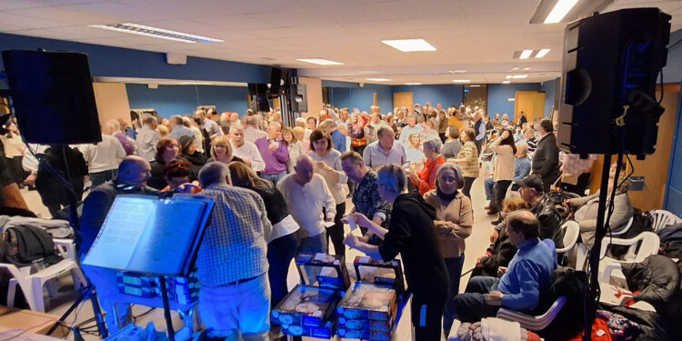 Bingo, roscón, uvas y mucha ‘marcha’ en la Nochevieja de los mayores de Santa Marta