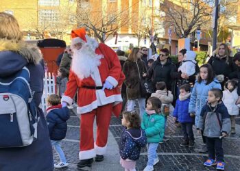 Cientos de niños visitan la Villa Navideña para compartir confidencias y peticiones con Papá Noel