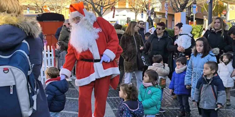 Cientos de niños visitan la Villa Navideña para compartir confidencias y peticiones con Papá Noel
