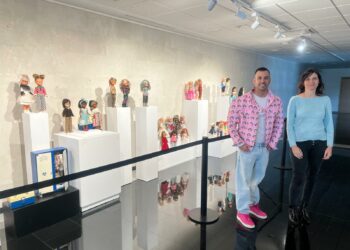 El Ayuntamiento de Villares se convierte en la gran casa de las muñecas con 300 Nancy, Barbie y Barriguitas