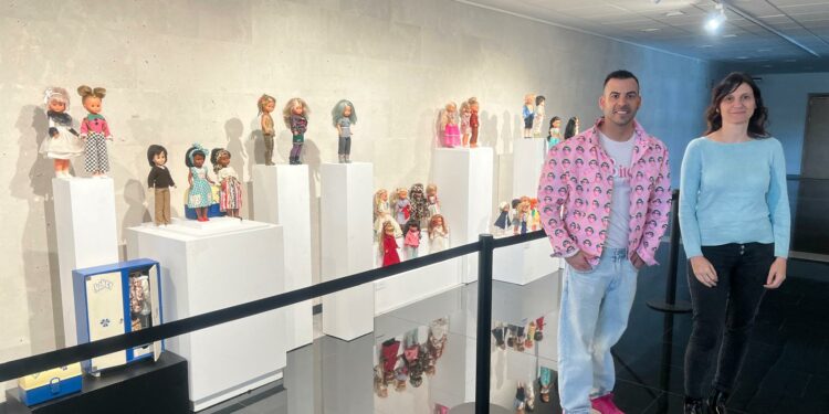 El Ayuntamiento de Villares se convierte en la gran casa de las muñecas con 300 Nancy, Barbie y Barriguitas