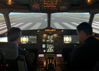 Juan Manuel Corchado visita las instalaciones de la Escuela de Pilotos Adventia