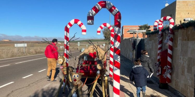 Los niños de Cabrerizos, fieles a la casa de Santi Claus cada Navidad