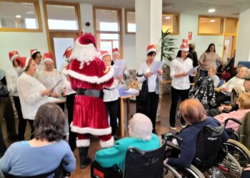 Los villancicos y la visita de Santi Claus llevan la magia de la Navidad a los mayores de Cabrerizos