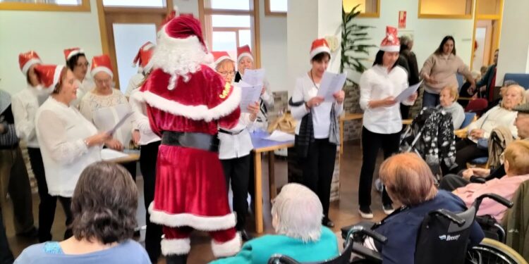 Los villancicos y la visita de Santi Claus llevan la magia de la Navidad a los mayores de Cabrerizos