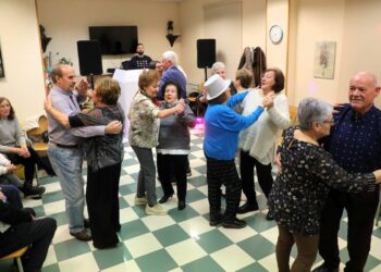 Los mayores de Carbajosa disfrutan de su fiesta-guateque de fin de año