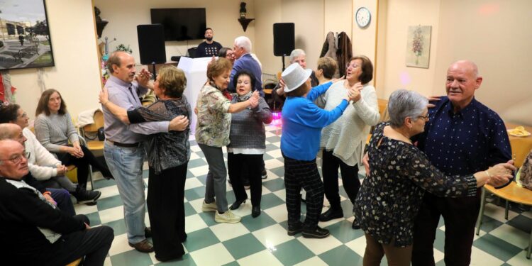 Los mayores de Carbajosa disfrutan de su fiesta-guateque de fin de año
