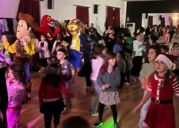Los niños de Castellanos celebran la Nochevieja con los personajes Disney, música, baile y gominolas