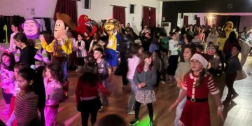 Los niños de Castellanos celebran la Nochevieja con los personajes Disney, música, baile y gominolas