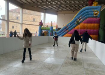 La pista de patinaje sobre hielo, uno de los atractivos de la programación navideña de Castellanos