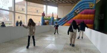 La pista de patinaje sobre hielo, uno de los atractivos de la programación navideña de Castellanos
