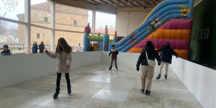 La pista de patinaje sobre hielo, uno de los atractivos de la programación navideña de Castellanos