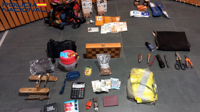 Detenido un hombre de 37 años por robo en el interior de vehículos en la calle Poeta Jesús Rasueros