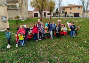 La decoración navideña realizada por los vecinos inunda de color las calles de Monterrubio