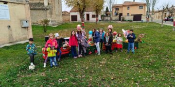 La decoración navideña realizada por los vecinos inunda de color las calles de Monterrubio