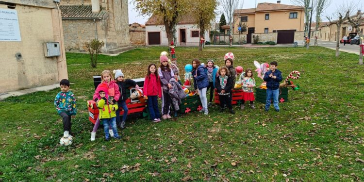 La decoración navideña realizada por los vecinos inunda de color las calles de Monterrubio