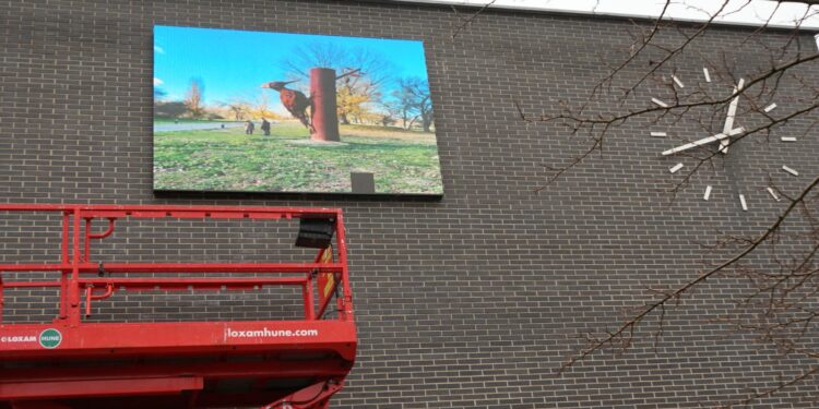 Pantallas y tótems informativos, sensores de aparcamiento y espacios de formación para impulsar el comercio con el proyecto europeo ‘BeSmart’