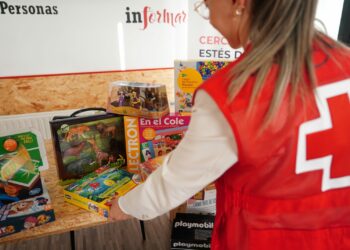 Cruz Roja Santa Marta recoge juguetes para los niños más vulnerables en la Feria de Navidad del fin de semana