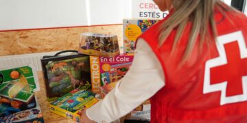 Cruz Roja Santa Marta recoge juguetes para los niños más vulnerables en la Feria de Navidad del fin de semana