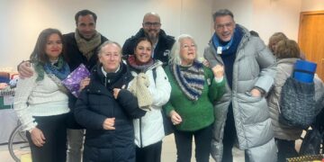 Tejemaneje pone a la venta 300 artículos tejidos a mano en su IX Mercadillo Navideño a favor de AFA