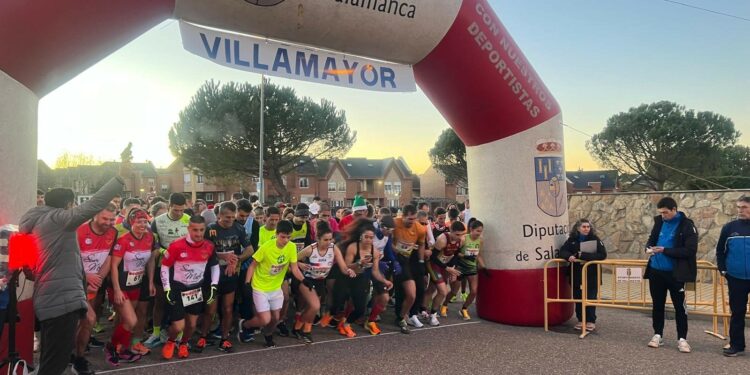 La tradicional carrera solidaria navideña de Villamayor reúne a más de 500 corredores