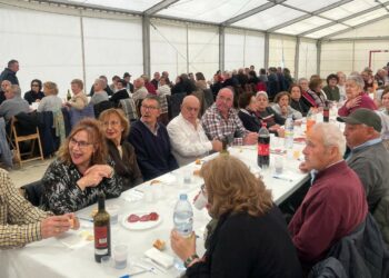 La comida navideña reúne a cerca de 200 mayores de Villamayor en torno a la mesa