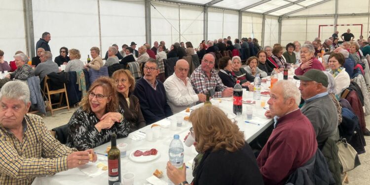 La comida navideña reúne a cerca de 200 mayores de Villamayor en torno a la mesa