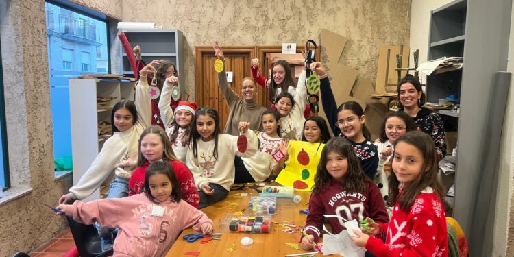 Los niños de Villamayor decoran el gran árbol de Navidad