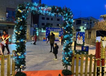Villamayor da la bienvenida a la Navidad con un nuevo espacio decorado con los adornos hechos por los vecinos