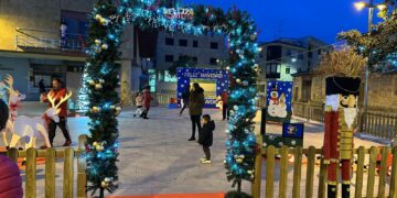 Villamayor da la bienvenida a la Navidad con un nuevo espacio decorado con los adornos hechos por los vecinos