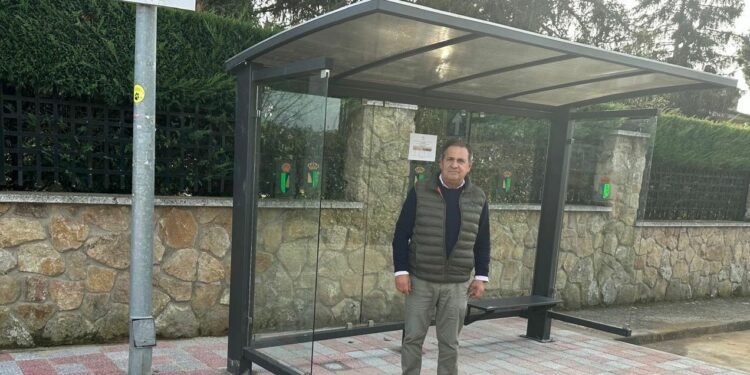 Villamayor instala dos marquesinas de autobús en la línea de las urbanizaciones Los Almendros y Vega de Salamanca