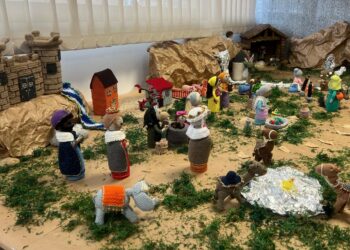 Villares se viste de Navidad con un original Belén de crochet y un gran árbol tejidos a mano