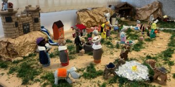 Villares se viste de Navidad con un original Belén de crochet y un gran árbol tejidos a mano