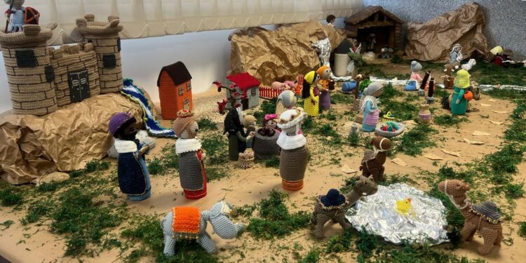 Villares se viste de Navidad con un original Belén de crochet y un gran árbol tejidos a mano